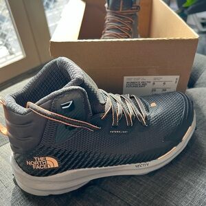 The North Face Women’s Vectiv Fastpack mid FUTURELIGHT Hiking Boot: Size 8